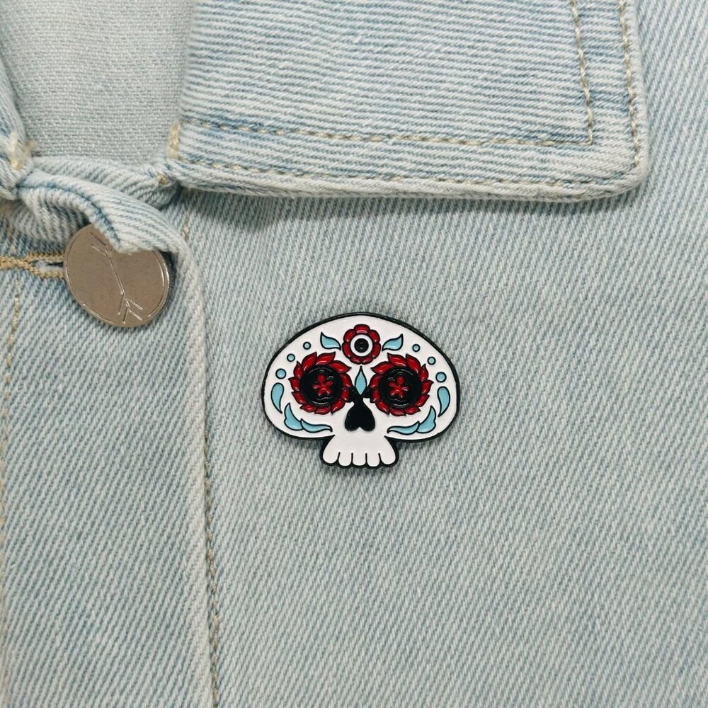 ✨Sugar Skull Enamel Pin Dia de Muertos Red & White Flowers Black Halloween New✨